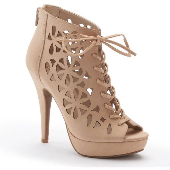 Kohl’s Tan Nude Heels - Picture 1 of 6